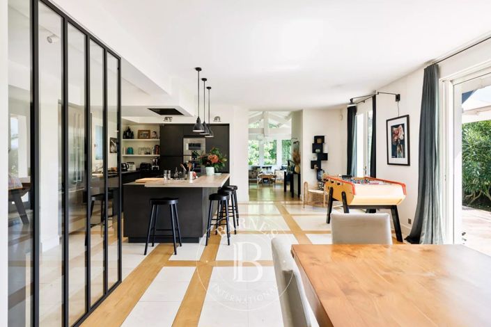 Image No.9-6 Bed House for sale