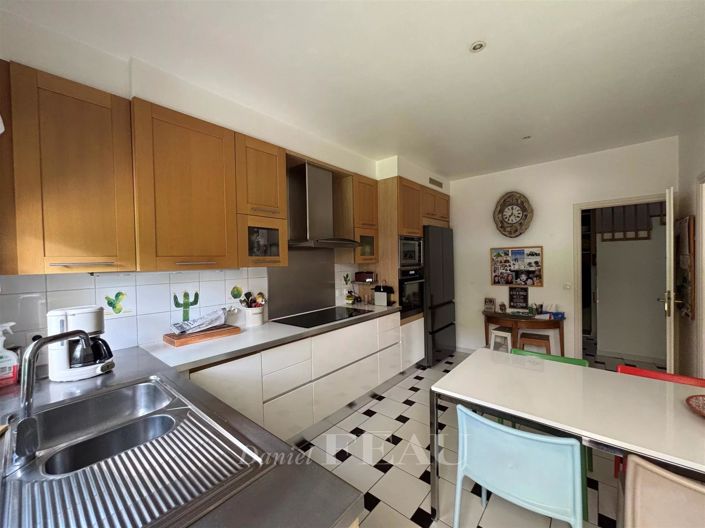 Image No.6-5 Bed House for sale