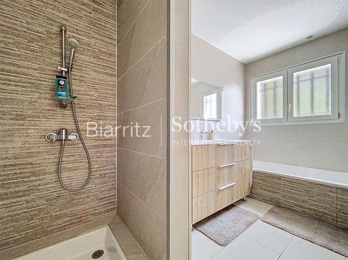 Image No.8-3 Bed House for sale