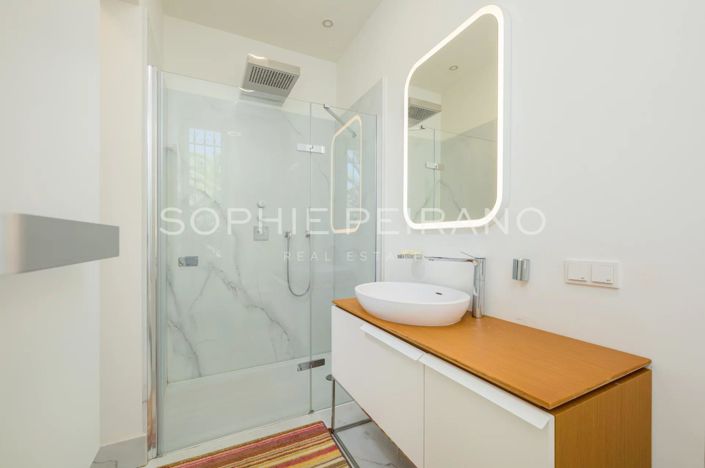 Image No.8-5 Bed House for sale