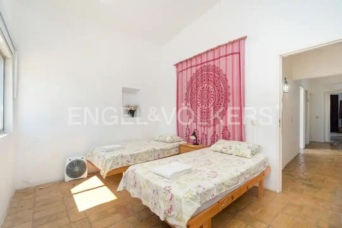 Image No.26-4 Bed House for sale