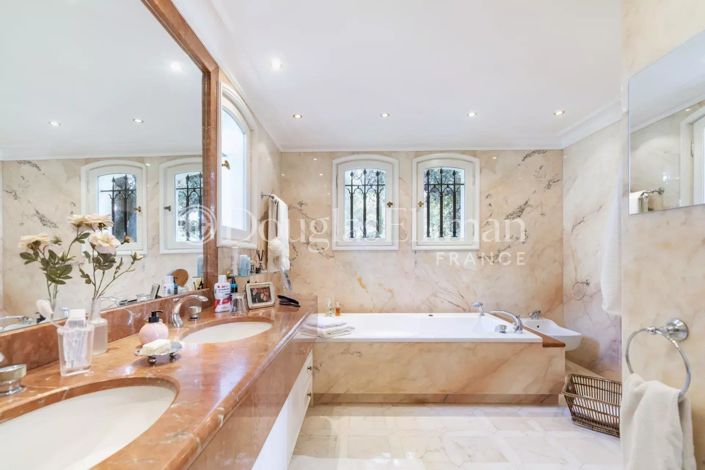 Image No.31-6 Bed House for sale