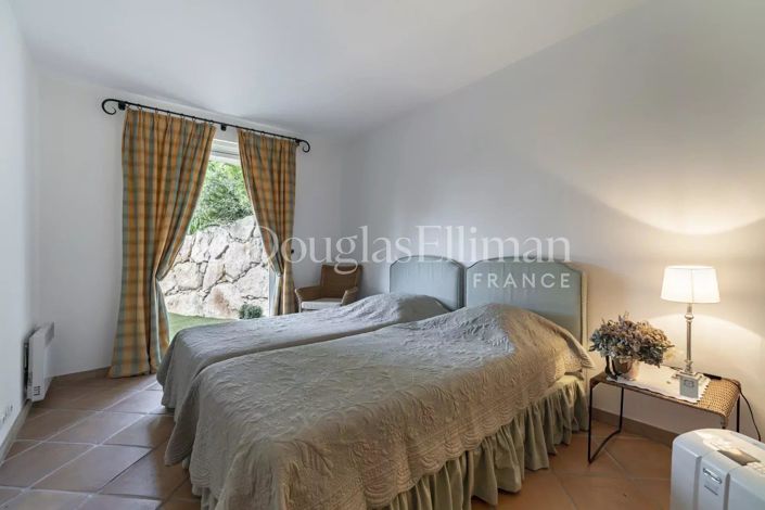 Image No.34-6 Bed House for sale