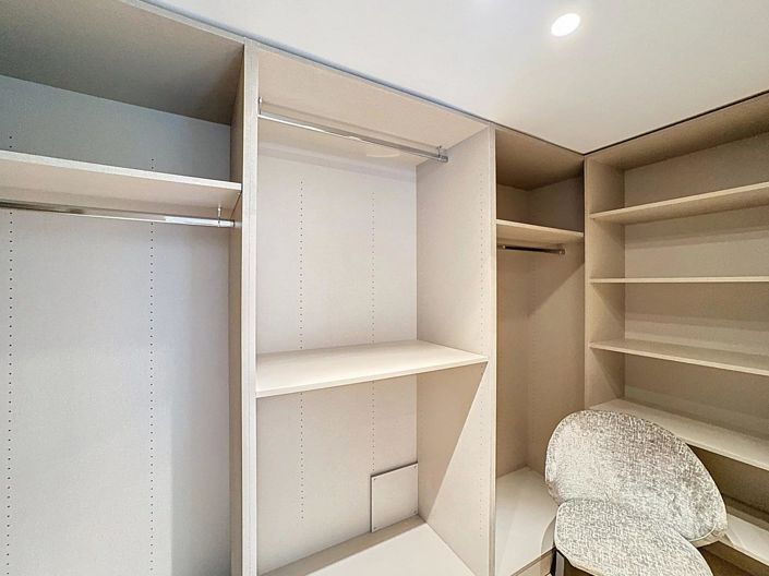 Image No.20-5 Bed House for sale