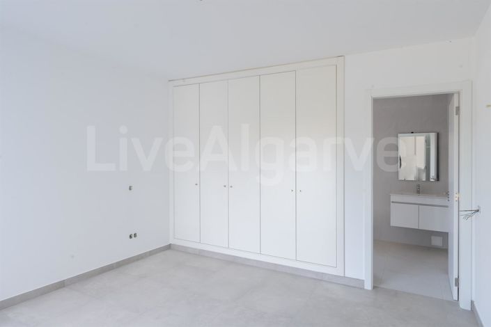 Image No.12-3 Bed House for sale