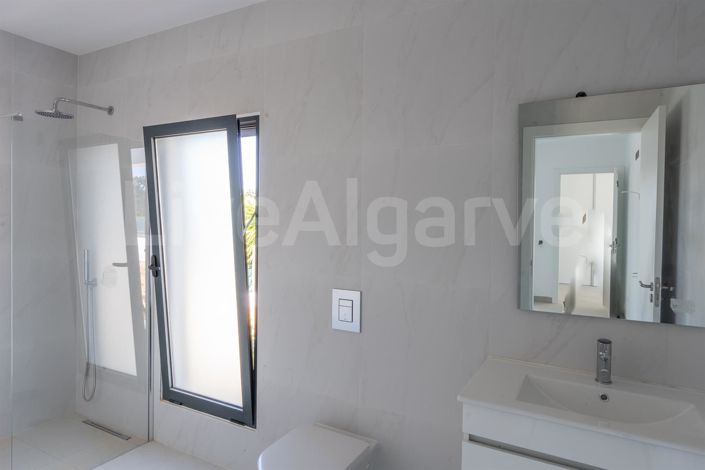 Image No.15-3 Bed House for sale