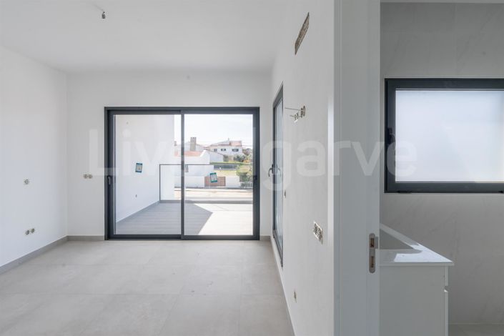 Image No.18-3 Bed House for sale