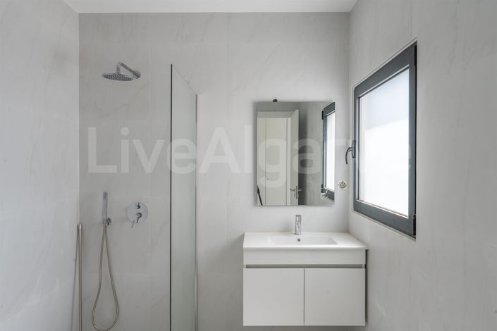 Image No.24-3 Bed House for sale