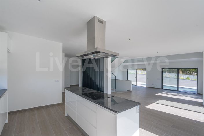 Image No.10-4 Bed House for sale