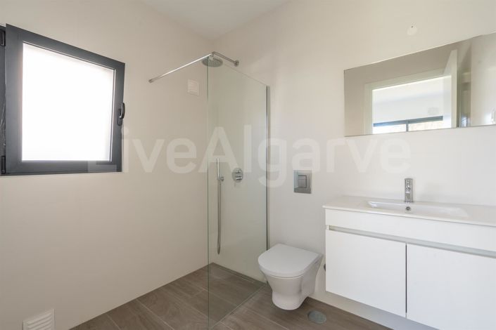 Image No.15-4 Bed House for sale