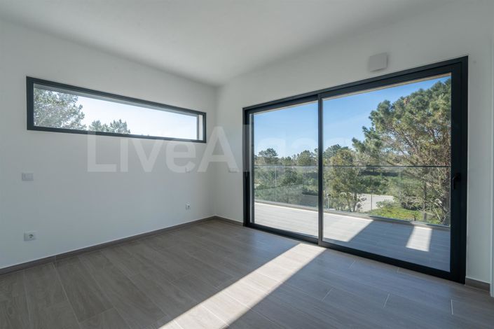 Image No.27-4 Bed House for sale