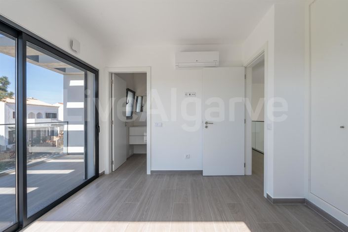 Image No.28-4 Bed House for sale