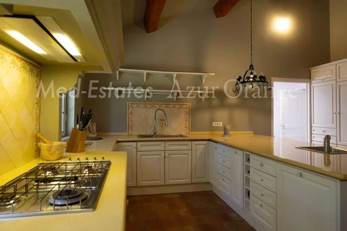 Image No.8-6 Bed House for sale