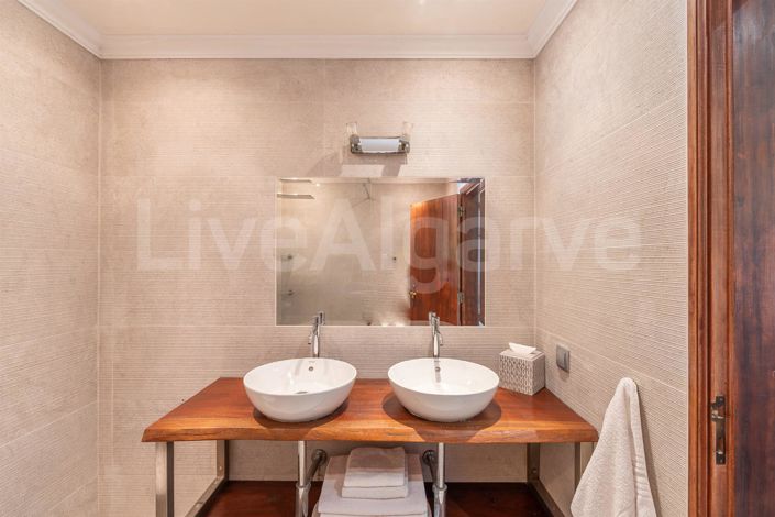 Image No.28-4 Bed House for sale