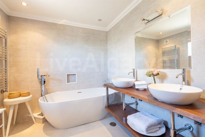 Image No.30-4 Bed House for sale