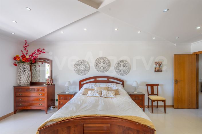 Image No.19-3 Bed House for sale