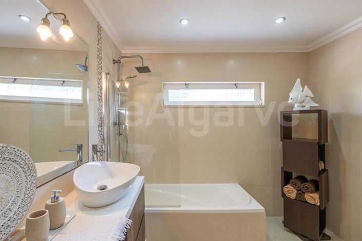 Image No.21-3 Bed House for sale