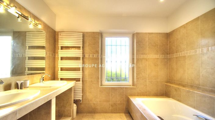 Image No.6-4 Bed House for sale