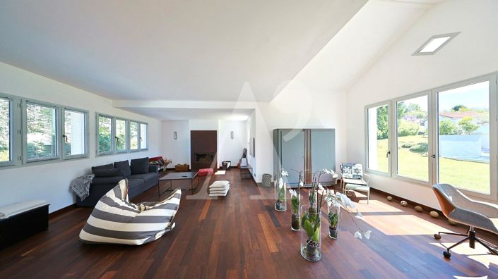 Image No.10-4 Bed Property for sale