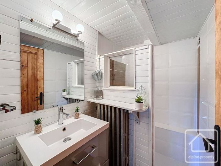 Image No.17-14 Bed Property for sale