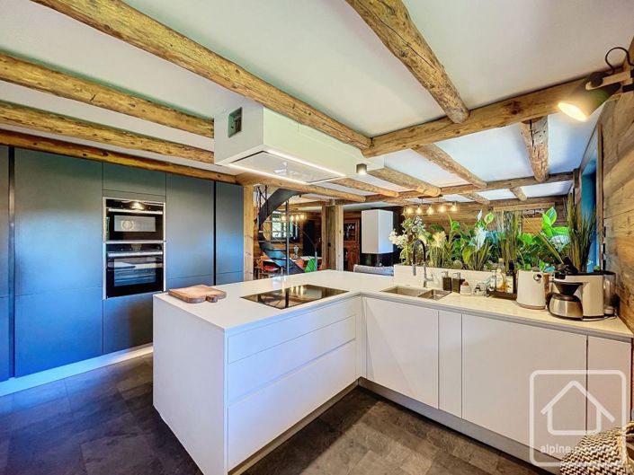 Image No.7-14 Bed Property for sale