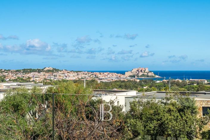 Image No.1-6 Bed House for sale