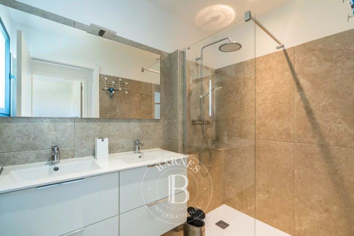 Image No.12-6 Bed House for sale