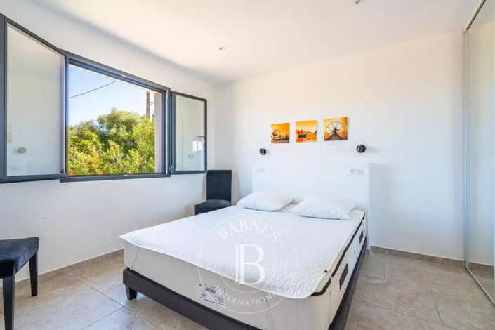 Image No.16-6 Bed House for sale