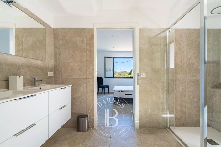 Image No.17-6 Bed House for sale