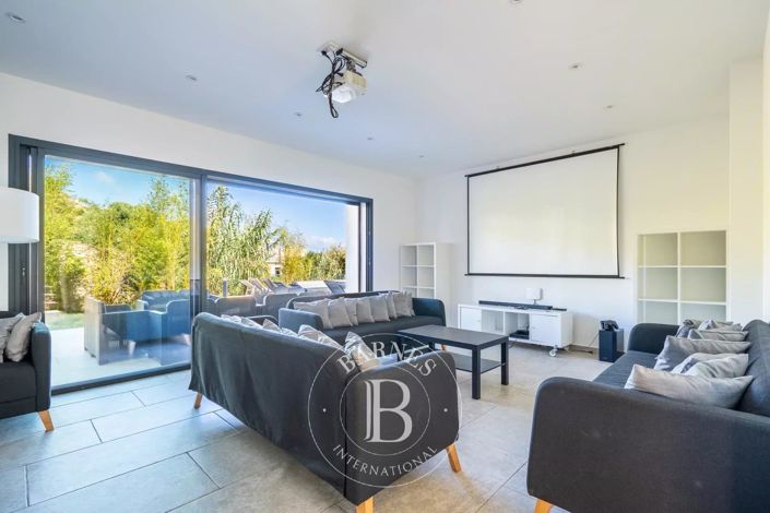 Image No.19-6 Bed House for sale