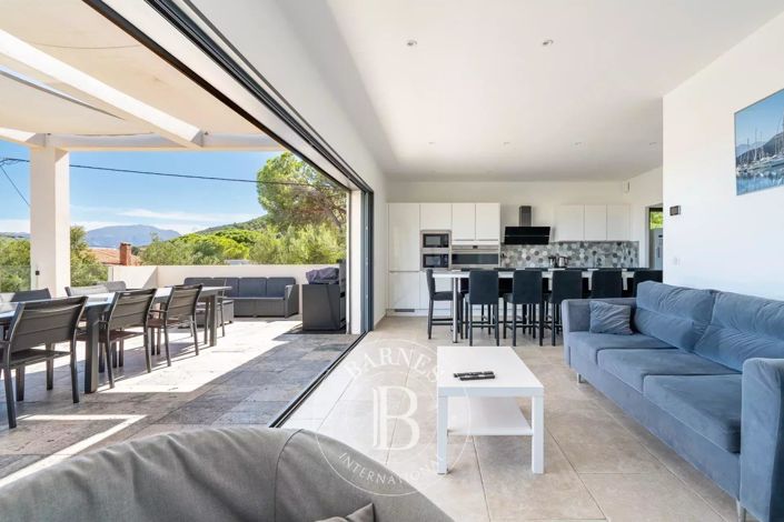 Image No.7-6 Bed House for sale