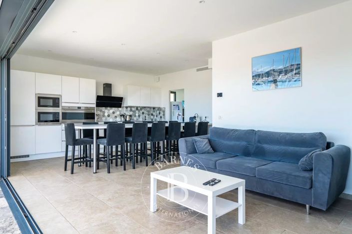 Image No.8-6 Bed House for sale