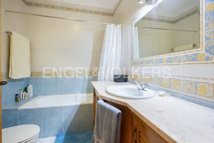 Image No.18-4 Bed House for sale