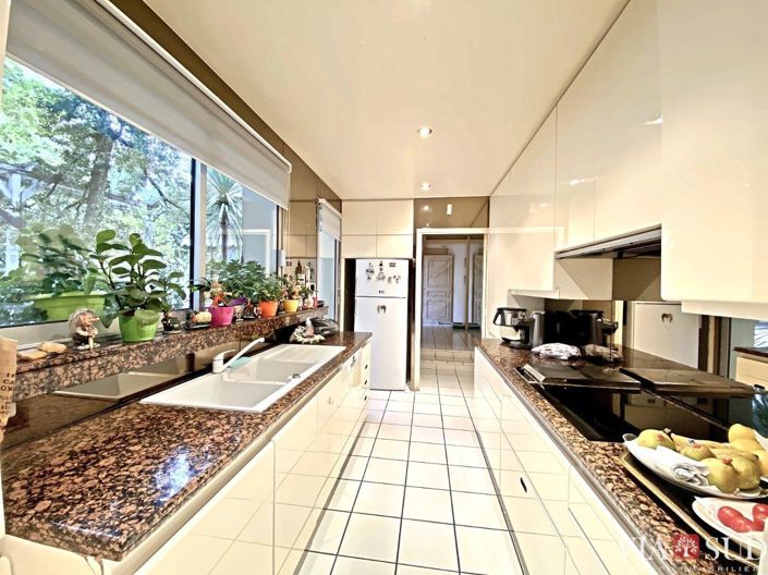 Image No.16-6 Bed Property for sale