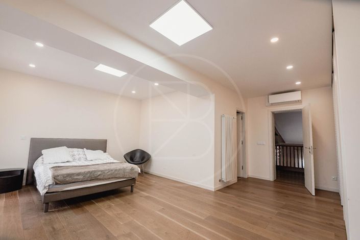 Image No.10-6 Bed Property for sale