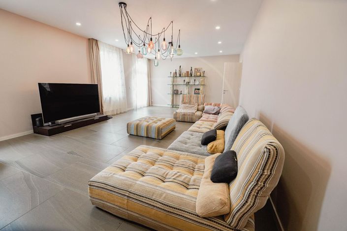 Image No.5-6 Bed Property for sale