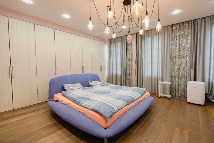 Image No.8-6 Bed Property for sale