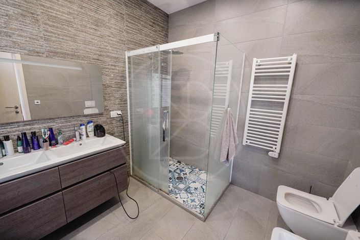 Image No.9-6 Bed Property for sale