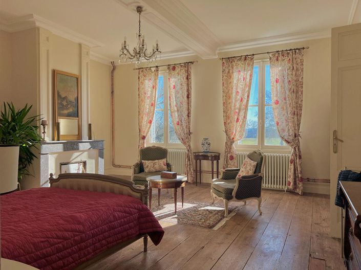 Image No.10-7 Bed Property for sale