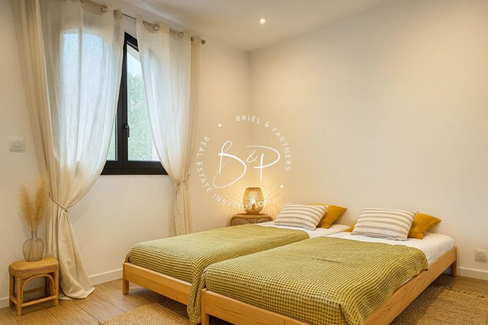 Image No.11-3 Bed House for sale