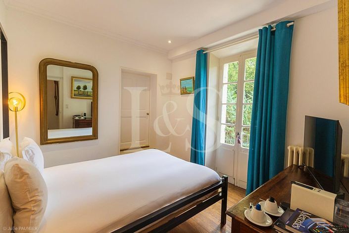 Image No.6-9 Bed Property for sale