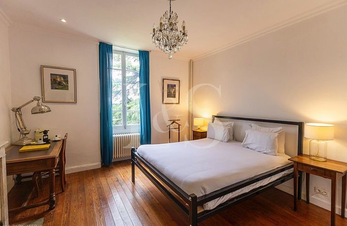 Image No.7-9 Bed Property for sale