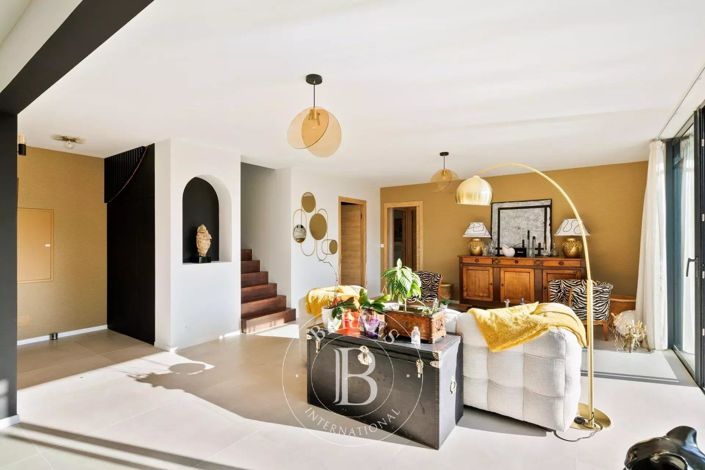 Image No.3-4 Bed House for sale