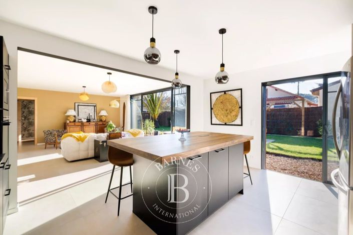 Image No.8-4 Bed House for sale