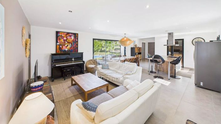 Image No.3-4 Bed House for sale