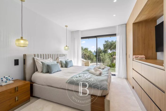 Image No.6-5 Bed House for sale