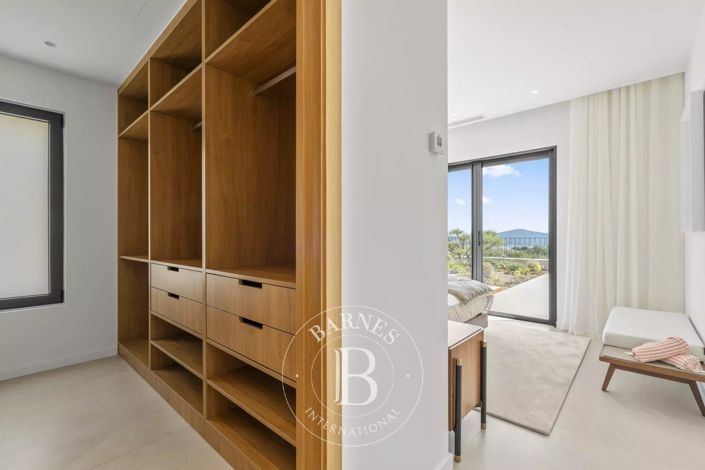 Image No.7-5 Bed House for sale