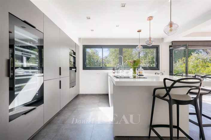 Image No.1-5 Bed House for sale