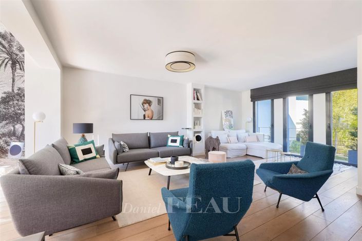 Image No.8-5 Bed House for sale