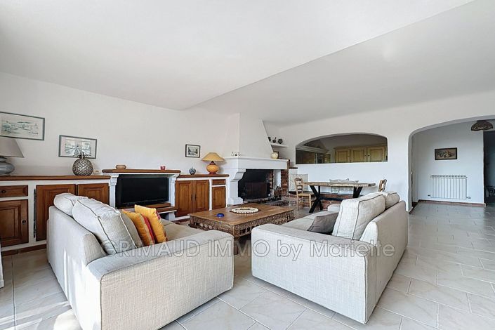 Image No.18-6 Bed House for sale